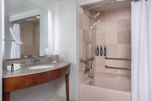 غرفة بسريرين كوين لذوي الإعاقة، The Westin Buckhead 2/2