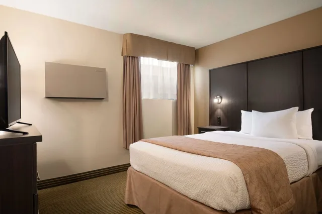 غرفة بسرير مزدوج لذوي الإعاقة، Days Inn by Wyndham Renfrew Conference Centre 1/2