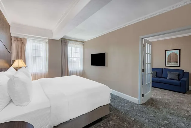 جناح ديلوكس بسرير كينج بغرفة نوم واحدة، The Americus Hotel Trademark Collection by Wyndham 3/10