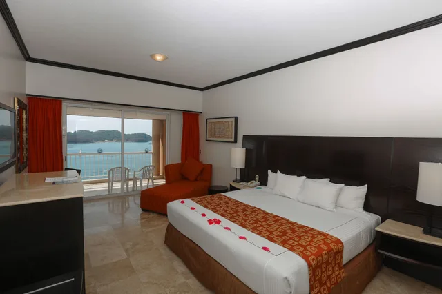 غرفة ديلوكس بسريرين كوين بإطلالة على البحر بشرفة، Azul Ixtapa Beach Resort Convention Center 2/6