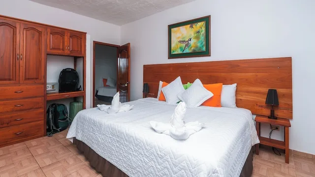 جناح عائلي بسريرين منفصلين وسرير كينج بإطلالة على الحديقة بشرفة بغرفتي نوم، Twin Lodge Galapagos Hotel 4/9