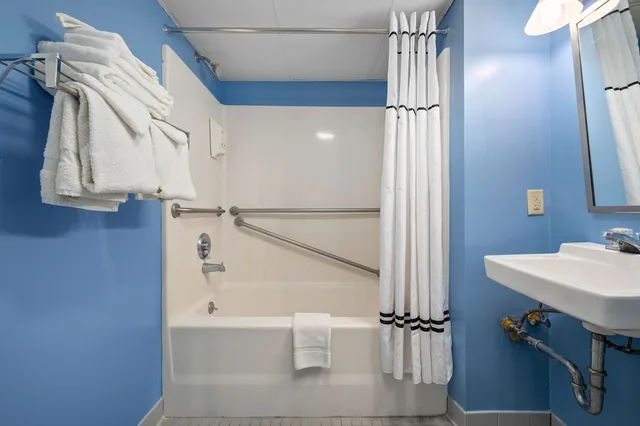 Suite, Queen Bed, Sofa, Pet Friendly, Accessible, Cayman Suites Hotel 4/6