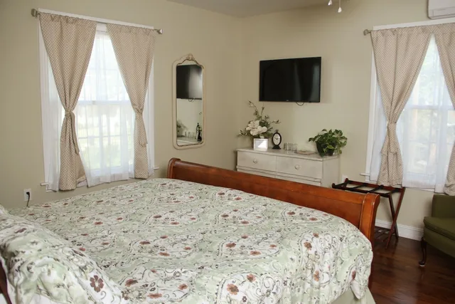 Deluxe, King Bed, The Oaks Bed and Breakfast 2/2