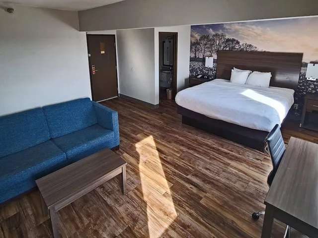 جناح بسرير كينج مع أريكة، Clarion Pointe Bettendorf - Quad Cities 3/9