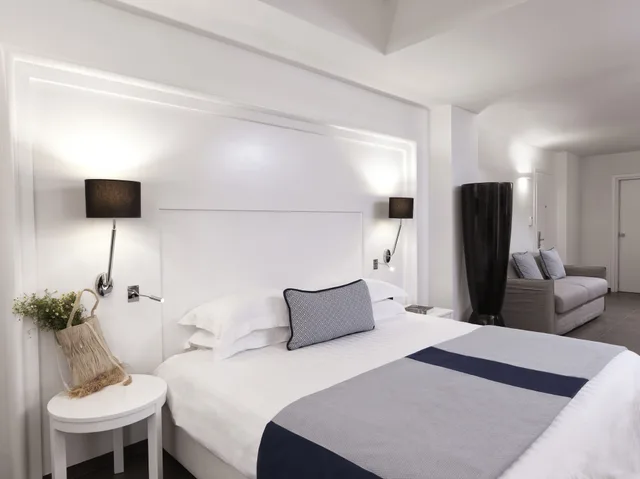 غرفة بريميوم ثلاثية بسرير كينج بإطلالة على الفناء بغرفة نوم واحدة مع أريكة، Aressana Spa Hotel and Suites 3/10