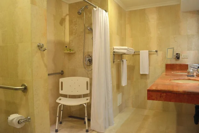 غرفة كلاسيكية بسرير كينج لذوي الإعاقة، InterContinental Cali 7/7