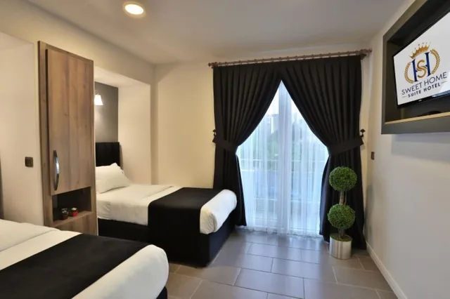 جناح كومفورت بسريرين منفصلين وسرير كينج بإطلالة على البحر بغرفتي نوم، Sweet Home Suite Hotel 3/9
