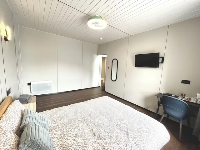 3 Rooms, Family, 1 Double and 1 Single Bed، OYO Welsh Holiday Accommodation - Modern Stay 4/8