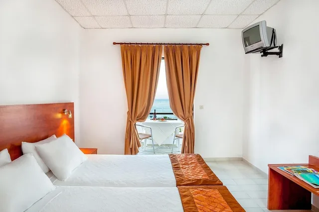 غرفة قياسية بسرير مزدوج بإطلالة على البحر، Xenios Dolphin Beach Hotel 1/7
