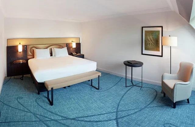 Junior Suite, King Bed, Club Lounge Access, Hilton Brussels Grand Place 2/5