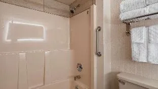 غرفة، Best Western Plus Oak Harbor Hotel & Conference Center 4/4