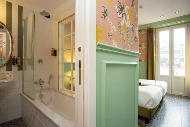 غرفة بسرير كوين بإطلالة على المدينة بشرفة، Demidoff Hotel 6/6