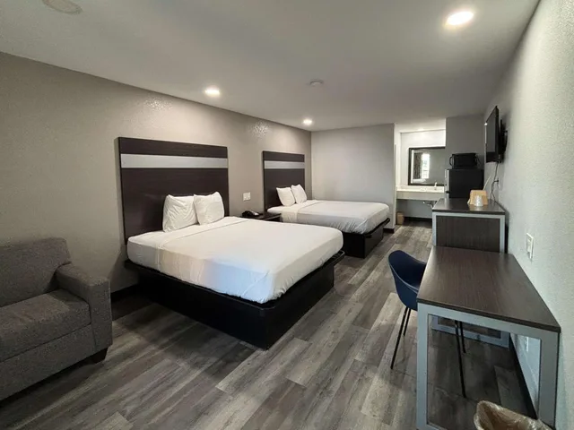2 Queen Beds - Non-Smoking, Micfridge, Motel6 La Porte, TX 3/10