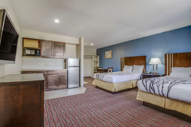 Upgrade, Suite, 2 Queen Beds، Econo Lodge Inn & Suites Enid South 2/10