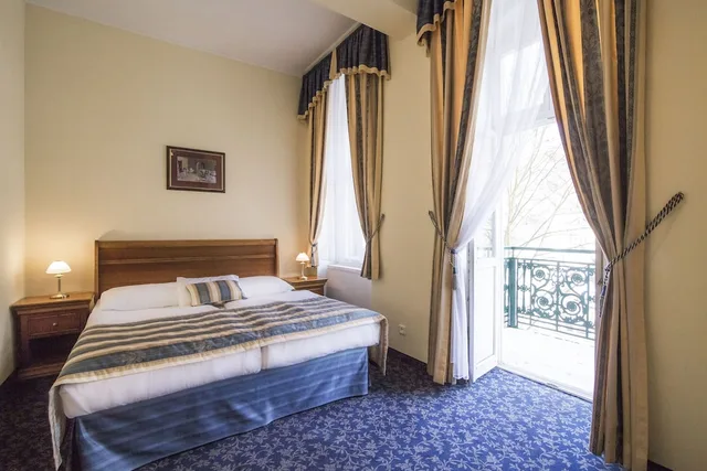 غرفة كلاسيكية بسرير مزدوج أو سريرين منفصلين مع سرير إضافي، Ontario Hotel Garni 1/10