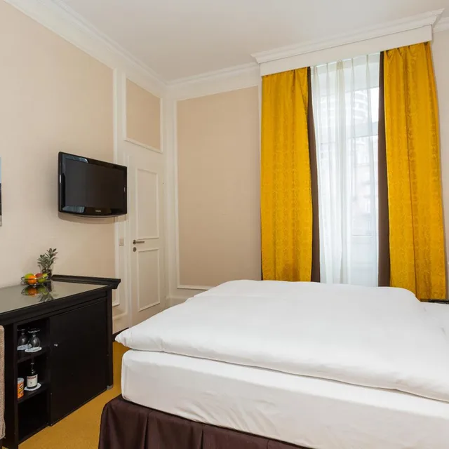 غرفة بسرير مزدوج بشرفة، HOTEL EULER 4/6