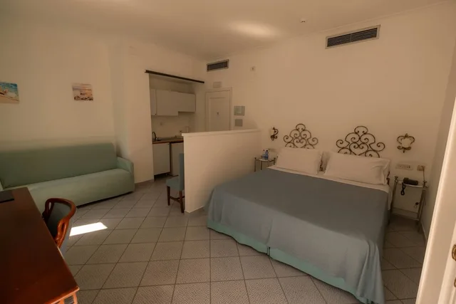 غرفة كلاسيكية بسرير كوين بإطلالة على الحديقة مع أريكة، Palatium Mari Hotel 4/10