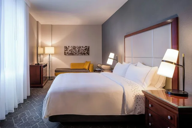 Club, King Bed, Renaissance Providence Hotel 2/10