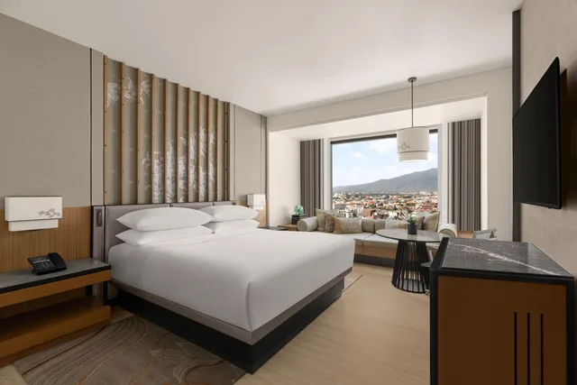 غرفة كلوب بسرير كينج مع دخول صالة النادي في طابق مرتفع، Chiang Mai Marriott Hotel 1/7