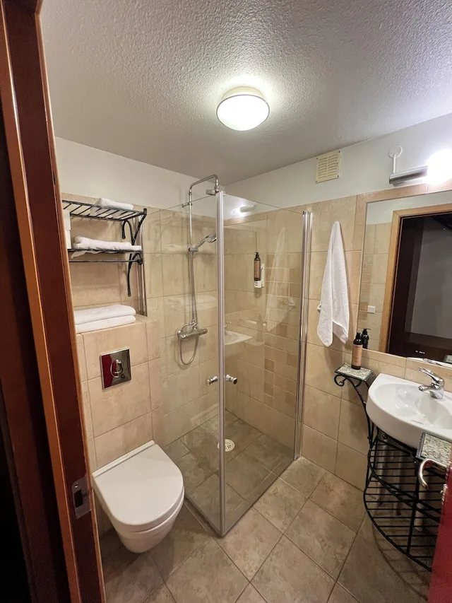 Deluxe, Queen Bed, Ocean View, Glymur 2/2