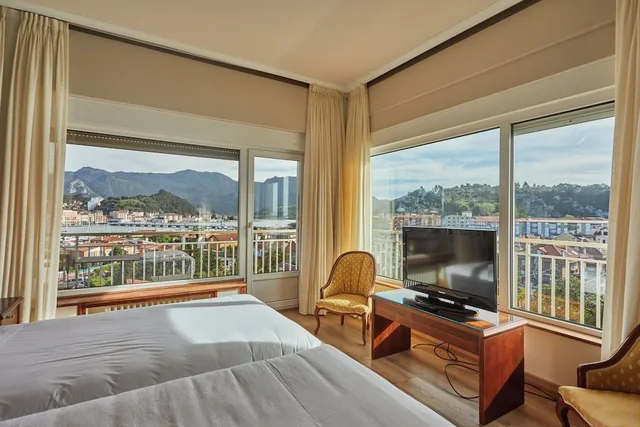 Junior Suite, 1 Double and 2 Queen Beds, Sea View، Gran Hotel del Sella 5/10