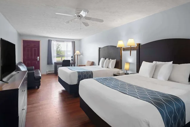 غرفة ديلوكس بسريرين كوين بإطلالة على الجبل، Travelodge by Wyndham Grand Falls 1/2