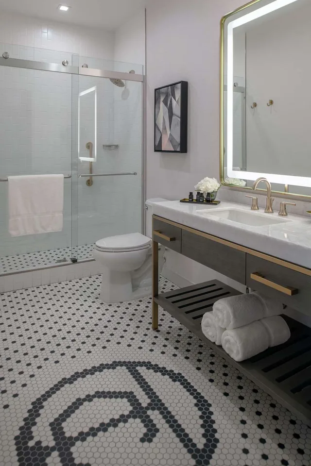 Deco, Suite, Queen Bed، Tulsa Club Hotel Curio Collection By Hilton 2/2