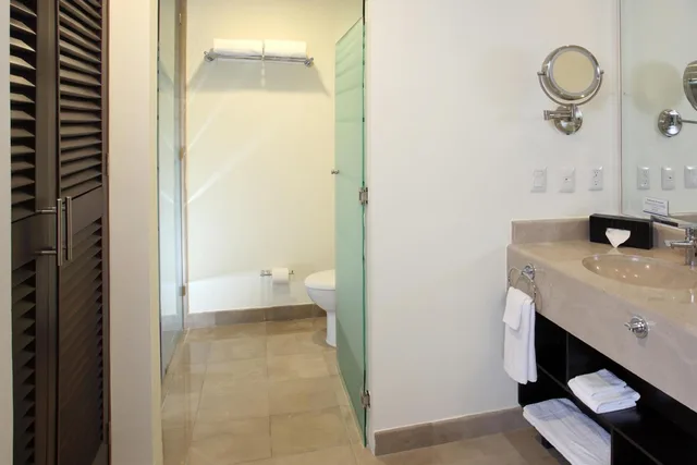 غرفة بسرير كينج بشرفة بإطلالة جزئية على البحر، Four Points by Sheraton Veracruz 6/7