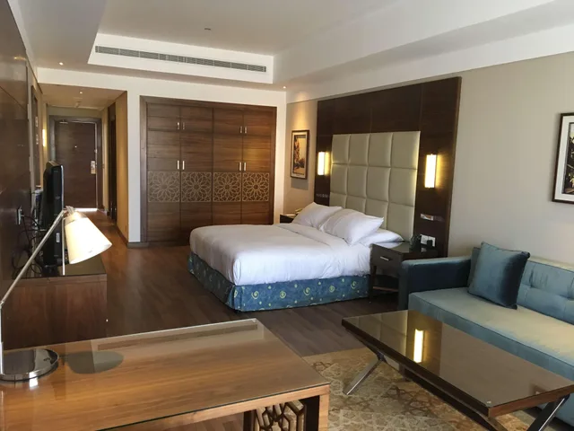 غرفة سوبيريور تنفيذية بسرير مزدوج، Hilton Pyramids Golf Resort 2/5