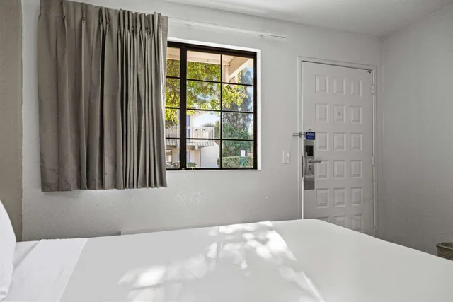 1 Queen Bed - ADA/RI Shower/Micfridge، Motel6 San Luis Obispo, CA - South 7/10