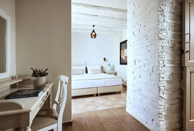 غرفة عائلية بسرير كوين وسرير بطابقين بإطلالة جزئية على البحر، Naxos Magic Village Hotel 9/9