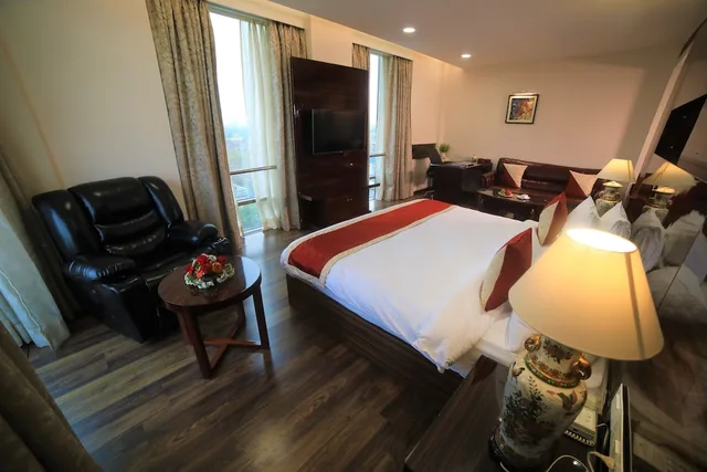 جناح استوديو بريميوم بسرير كينج لذوي الإعاقة، Hotel La New Delhi 1/2