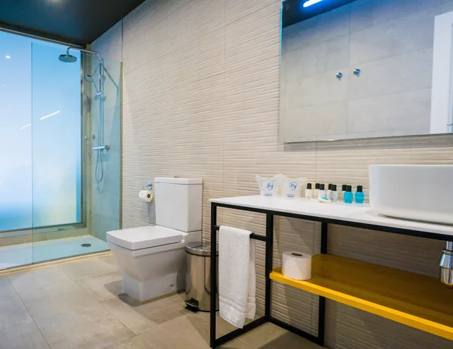 غرفة بريميوم بسريرين منفصلين بإطلالة على المرفأ بشرفة، Moon Hotel Spa 8/9