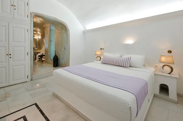 1 Bedroom, Honeymoon, Suite, Caldera View, Sea View, Jetted Tub، Iliovasilema Suites 2/6