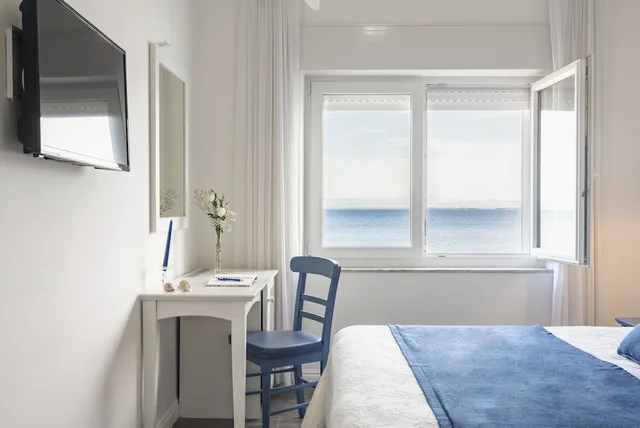 غرفة قياسية بسريرين منفصلين بإطلالة على البحر، La Caletta Hotel 6/8