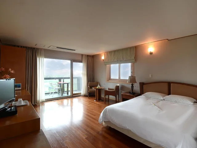 Deluxe, King Bed, Ocean View, Minitel Soul 2/2