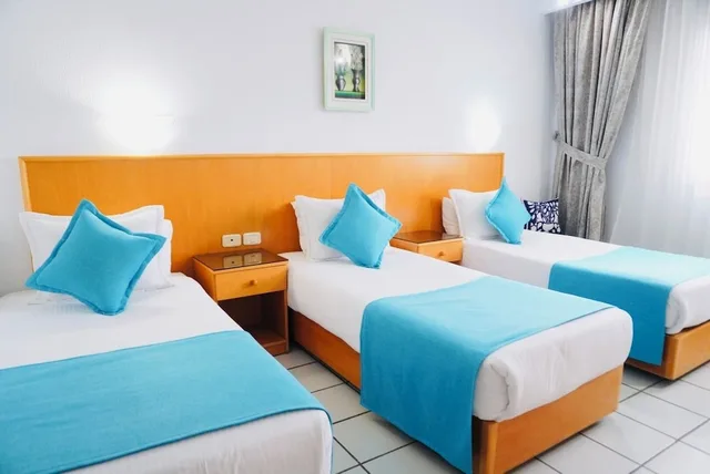 غرفة عائلية ثلاثية بثلاثة أسرّة، Hotel Le National 4/6