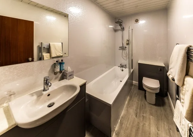 غرفة بسريرين منفصلين بإطلالة على الحديقة، The Boars Head Hotel 4/6