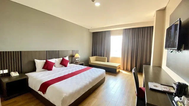 غرفة ديلوكس بسرير كينج بإطلالة على المدينة بغرفة نوم واحدة، Merapi Merbabu Hotels Resort Bekasi 1/7