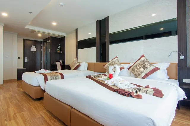 غرفة بريميوم ثلاثية بسرير كوين بحوض استحمام، Golden Jomtien Beach Hotel 2/7
