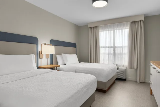 جناح كومفورت بسرير كينج وسريرين مزدوجين بغرفتي نوم مع أريكة، Homewood Suites By Hilton Burlington 6/10