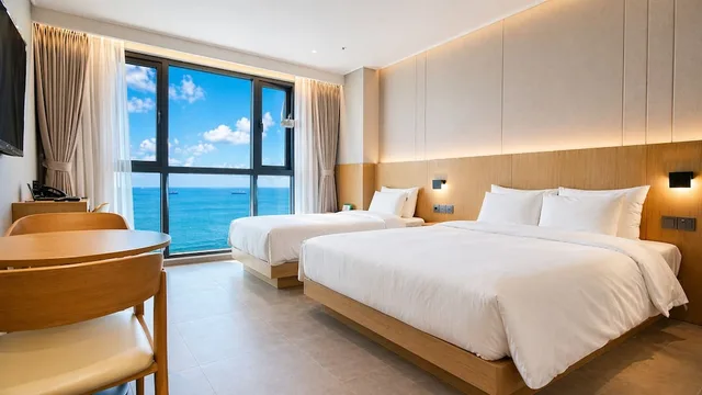 غرفة عائلية بسريرين منفصلين وسرير كينج وسرير فردي بإطلالة على البحر، Hotel Laon 8/10