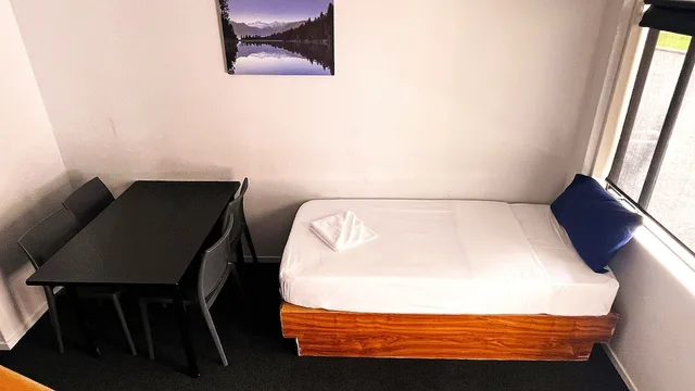 غرفة عائلية بسرير كوين وسريرين فرديين بمسبح خاص، Bennetts Thermal Pools Motor Inn 3/9