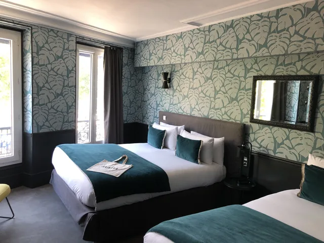 غرفة ديلوكس ثلاثية بسرير مزدوج وسرير فردي، Hotel Avama Prony 5/8