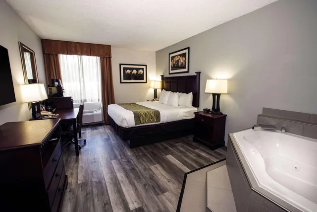 غرفة بسرير كينج بحوض جاكوزي، Best Western Paramus Hotel & Suites 9/9