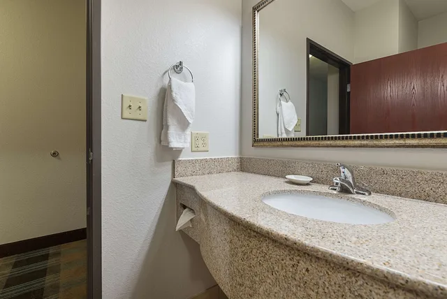 غرفة قياسية بسرير كينج، Best Western Plus Deridder Inn Suites 2/5