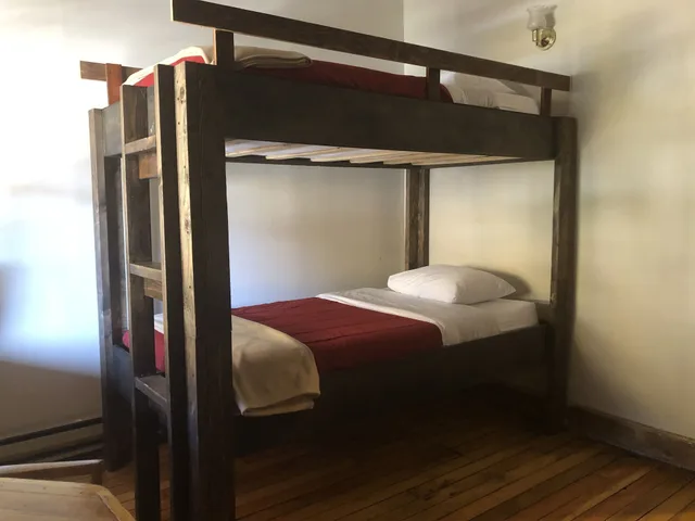 Mixed Dorm, Shared, 5 Beds, 2 Bunk Beds, Shared Bathroom، The Avon 1/1