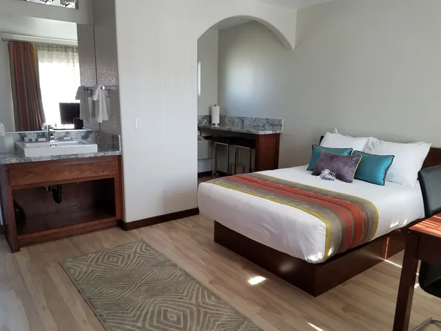 غرفة ديلوكس بسرير مزدوج بمطبخ صغير، Shoshone Inn 1/1