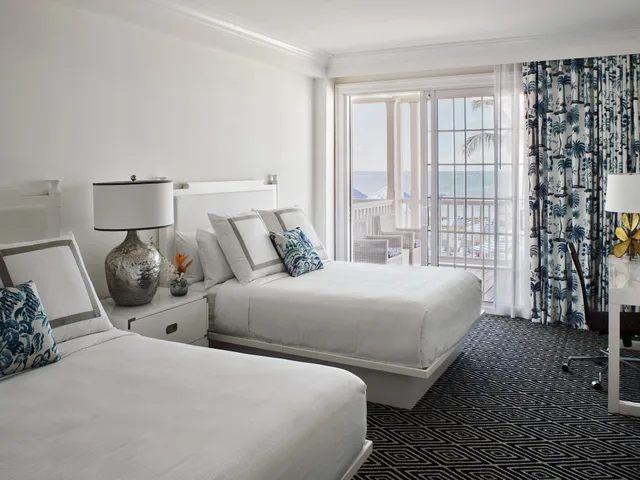 Suite, 2 Queen Beds, Ocean Front, Sofa, Balcony, Kitchenette، Isla Bella Beach Resort 3/10