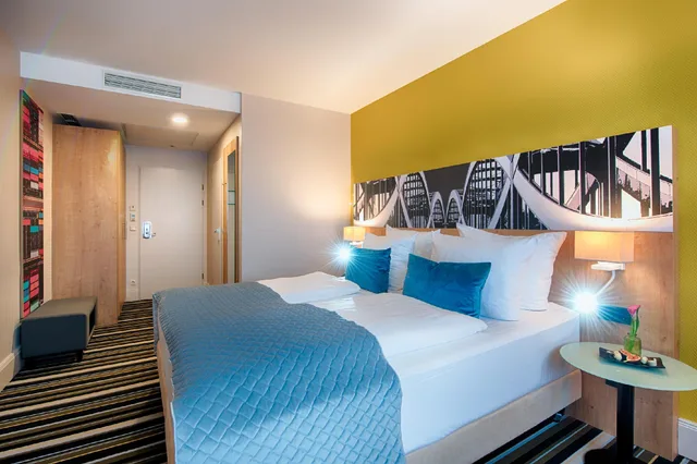 Comfort, Triple, Double Bed, Sofa, Leonardo Hotel Hamburg Elbbruken Ex Gresham Carat Hotel 2/2